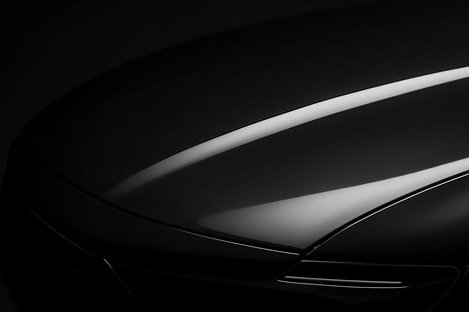 Bordo cofano dopo la PPF: pellicola trasparente applicata in modo uniforme